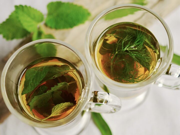 Herbaty ziołowe na lepsze trawienie: idealne na powrót do formy po świętach