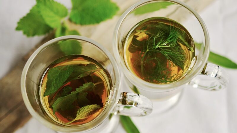 Herbaty ziołowe na lepsze trawienie: idealne na powrót do formy po świętach