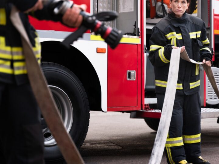 Straszliwy pożar w wielorodzinnym budynku w Nowej Soli – interweniowało sześć zastępów straży pożarnej