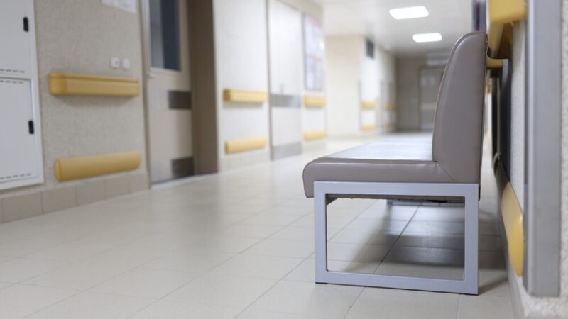 Policjant z Nowej Soli ściął włosy, by wspierać kobiety w walce z rakiem