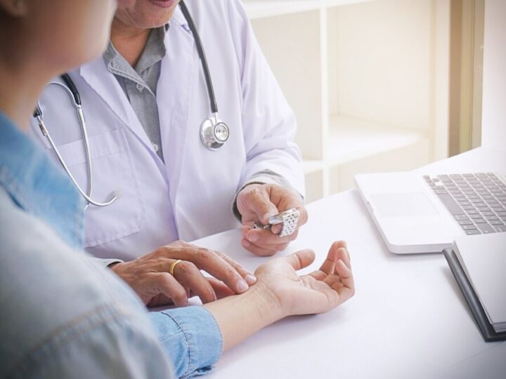 Broszury z numerami telefonów zaufania dla dzieci i młodzieży w Nowej Soli