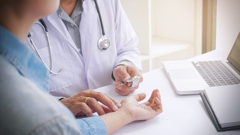 Broszury z numerami telefonów zaufania dla dzieci i młodzieży w Nowej Soli