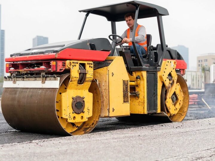 Nowe inwestycje w Otyniu: modernizacja dróg i plac zabaw dla dzieci