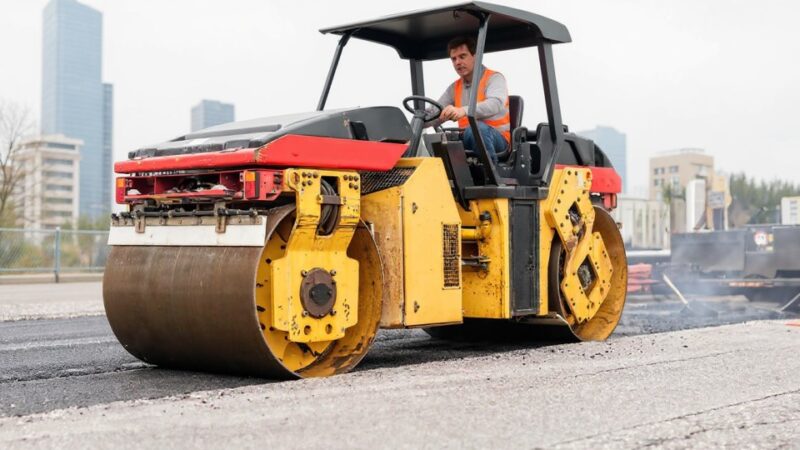 Nowe inwestycje w Otyniu: modernizacja dróg i plac zabaw dla dzieci