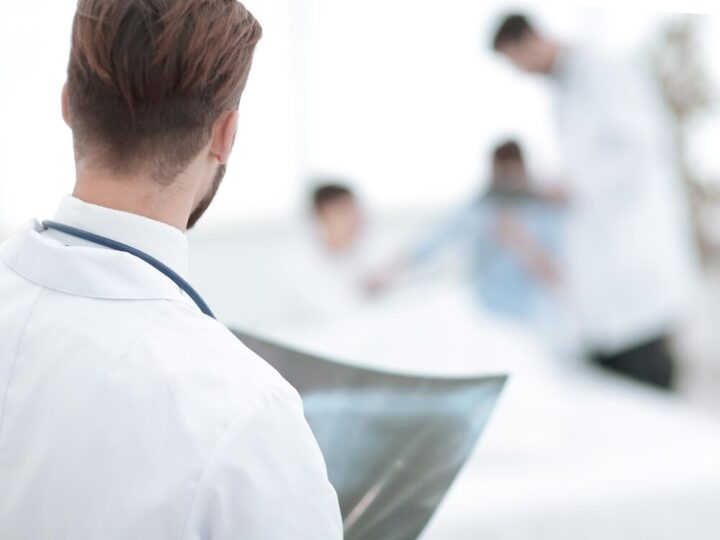 Nowa Sól zyskała defibrylator AED dzięki współpracy z ratownikami