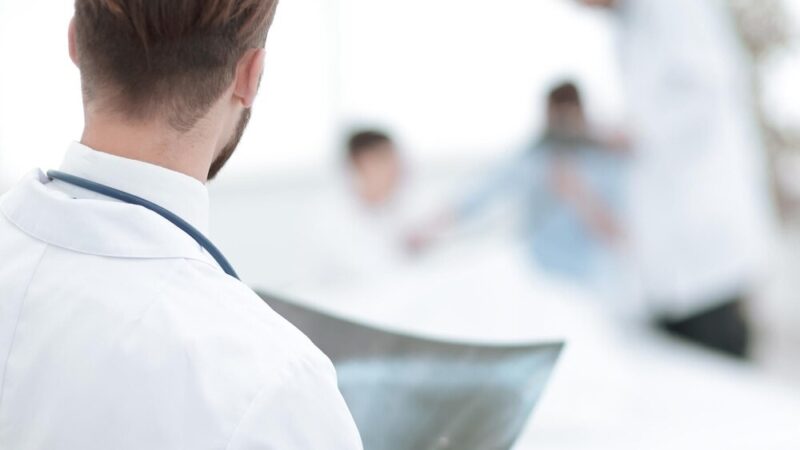 Nowa Sól zyskała defibrylator AED dzięki współpracy z ratownikami