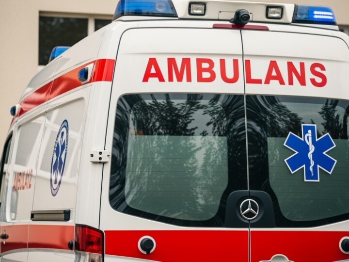 Ferie w bezpieczeństwie: strażacy uczą, jak zachować się na pękającym lodzie