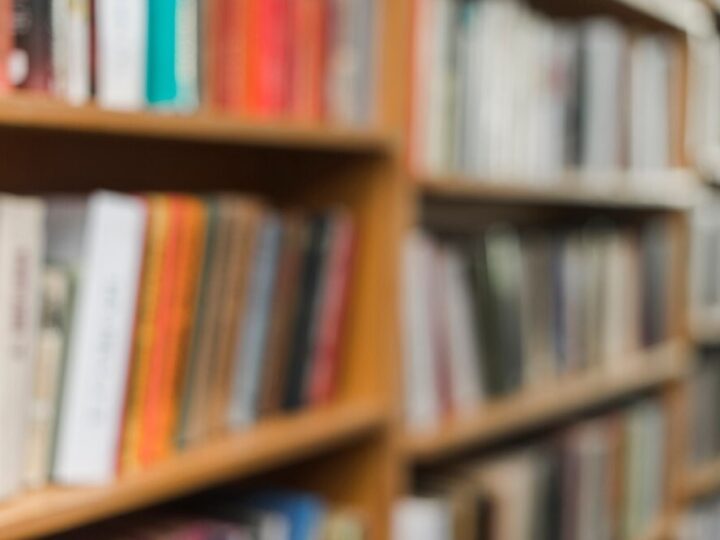 Tajemnice zapachu starych książek: chemia i magia czasu w jednym aromacie