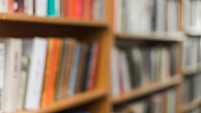 Tajemnice zapachu starych książek: chemia i magia czasu w jednym aromacie