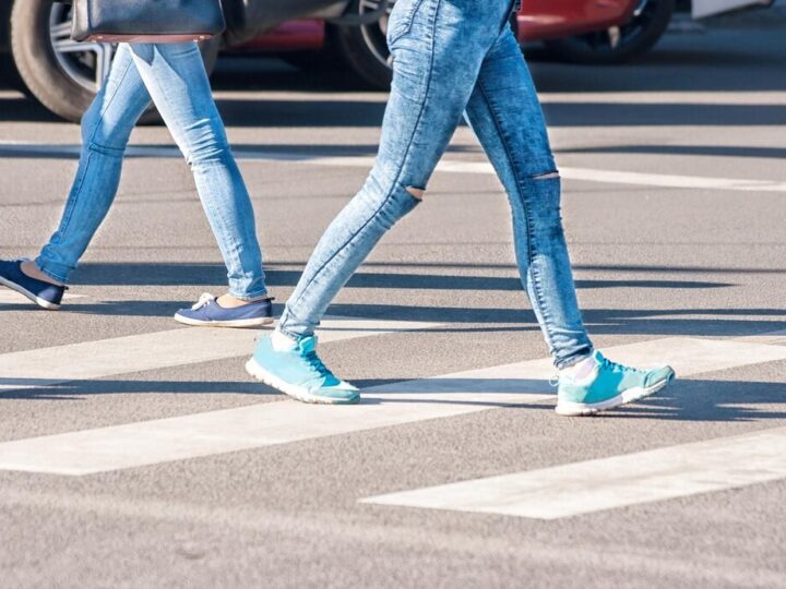 Policja w Lubuskiem apeluje: noś odblaski, bądź widoczny na drodze!