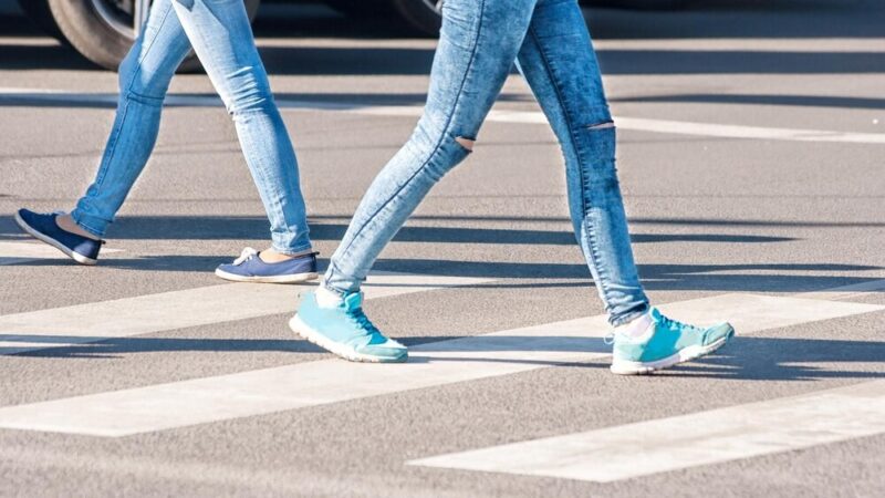 Policja w Lubuskiem apeluje: noś odblaski, bądź widoczny na drodze!