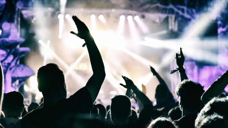 Muzyczna podróż do przeszłości: Orkiestra Taneczna „Melodia i Rytm” w Nowosolskim Domu Kultury