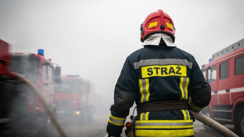 Pożar słomy w Królikowicach: strażacy w akcji