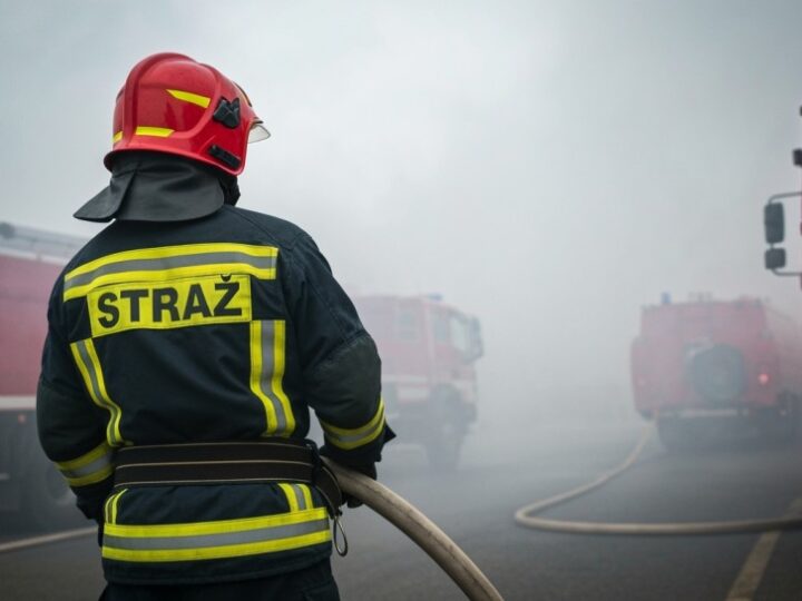 Pożar sauny w Bytomiu Odrzańskim: Służby walczą z ogniem