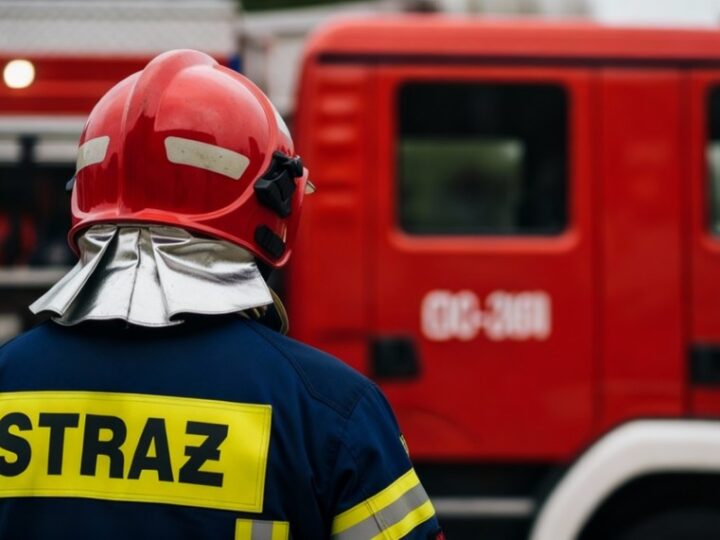 Młodzieżowa Drużyna Pożarnicza uczy się pierwszej pomocy od doświadczonych kolegów