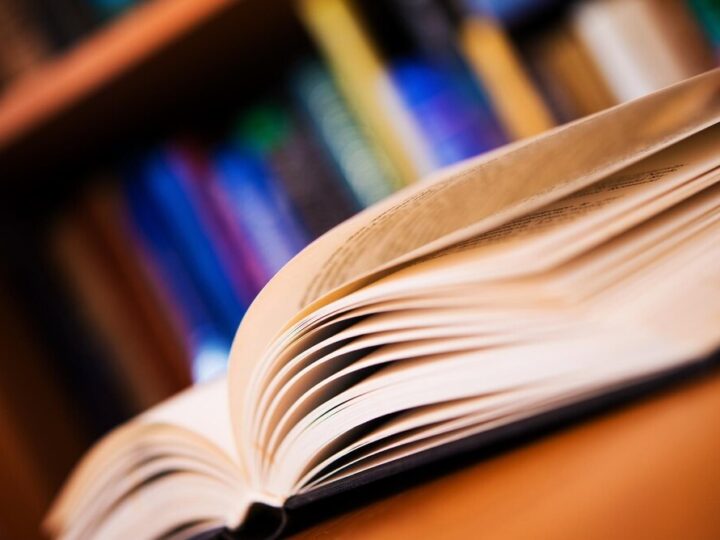 Zanurz się w uniwersum Elle Kennedy w Miejskiej Bibliotece Publicznej