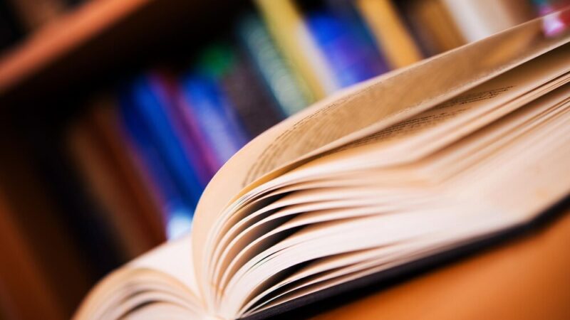Zanurz się w uniwersum Elle Kennedy w Miejskiej Bibliotece Publicznej