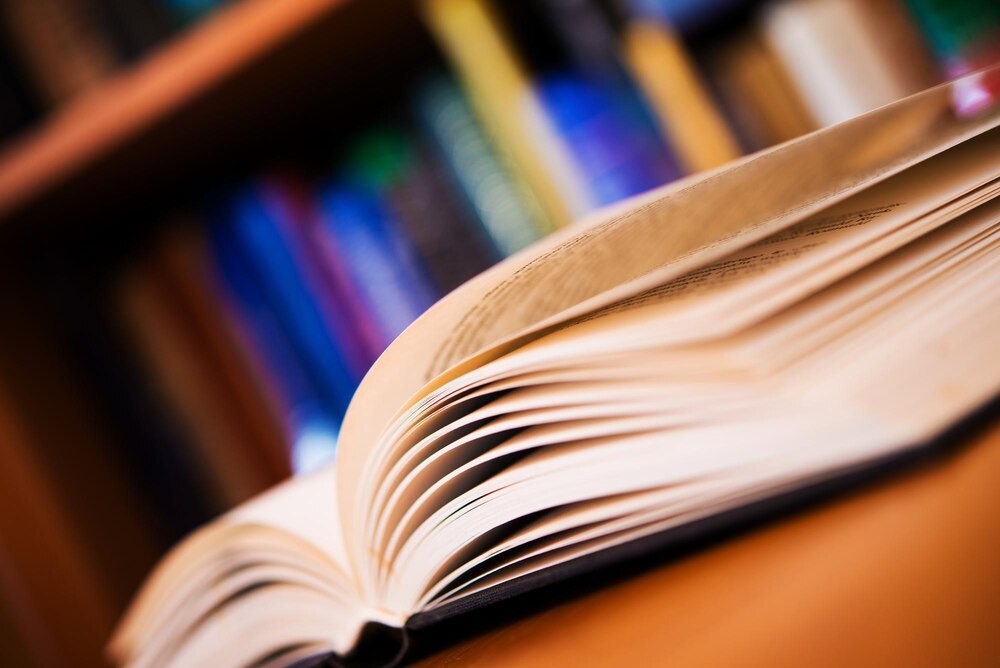 Zanurz się w uniwersum Elle Kennedy w Miejskiej Bibliotece Publicznej