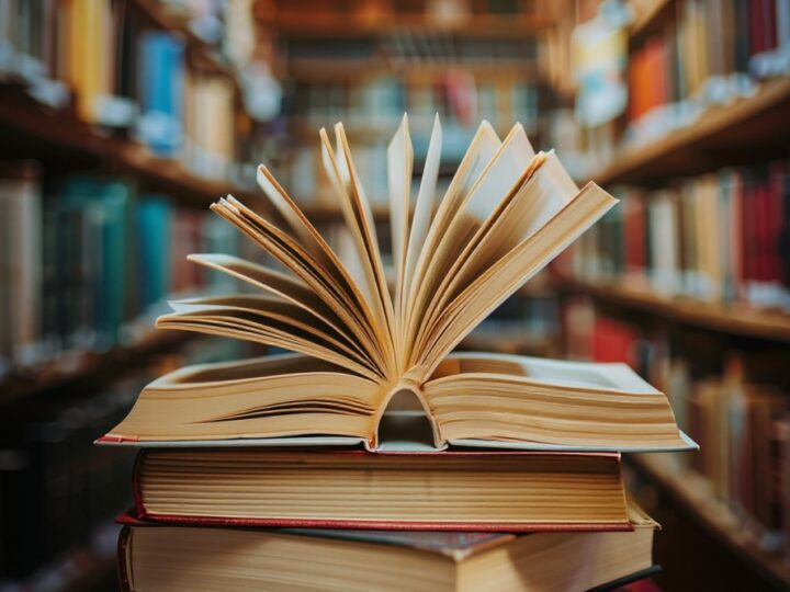 Nowe dary książkowe w bibliotece – dziękujemy Czytelnikom!