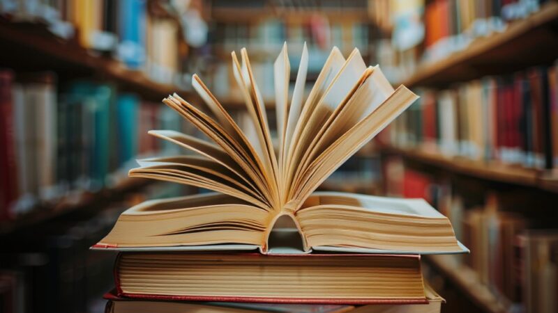 Nowe dary książkowe w bibliotece – dziękujemy Czytelnikom!
