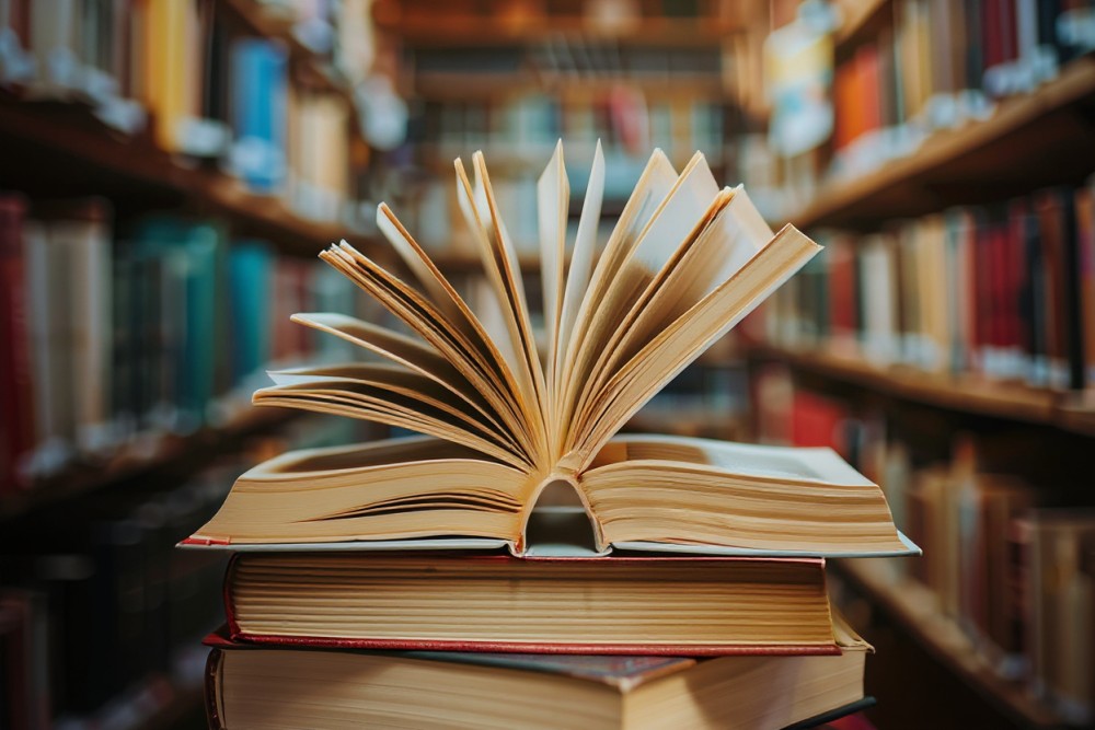 Nowe dary książkowe w bibliotece – dziękujemy Czytelnikom!