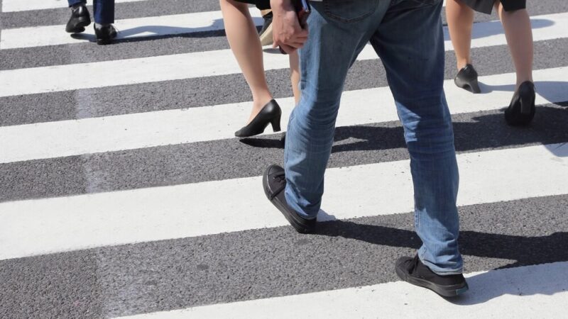 Wandalizm w parku: niebezpieczna hopka zagraża dzieciom na tyrolce